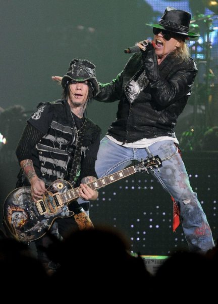 guns-n-roses-perform-on-stage-at-copps-coliseum-04