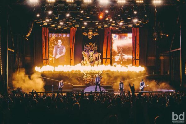avenged-sevenfold-hail-to-the-king-live