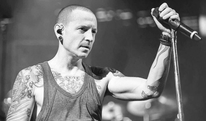 chesterbenningtonsingingblack-696x408